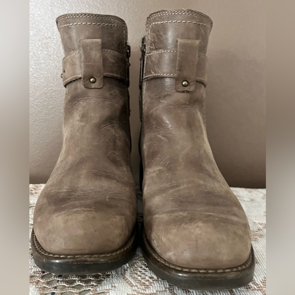 Clark’s Brown Leather Ankle Boots Heeled Booties Size 6.5 - Picture 7 of 16